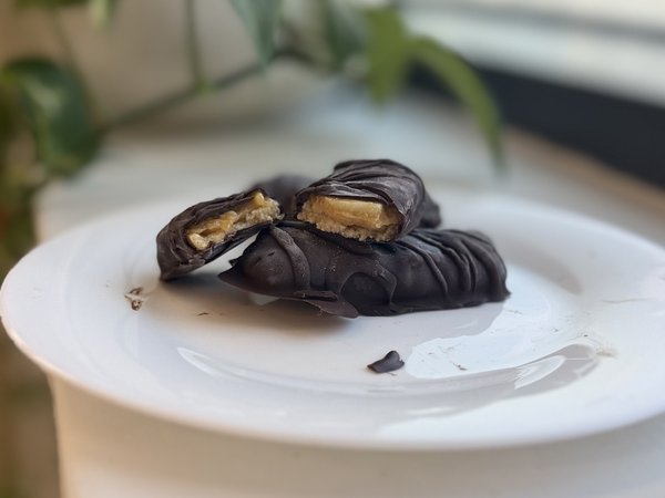 Homemade Snickers Protein Bars: Fudgy No-Bake Recipe